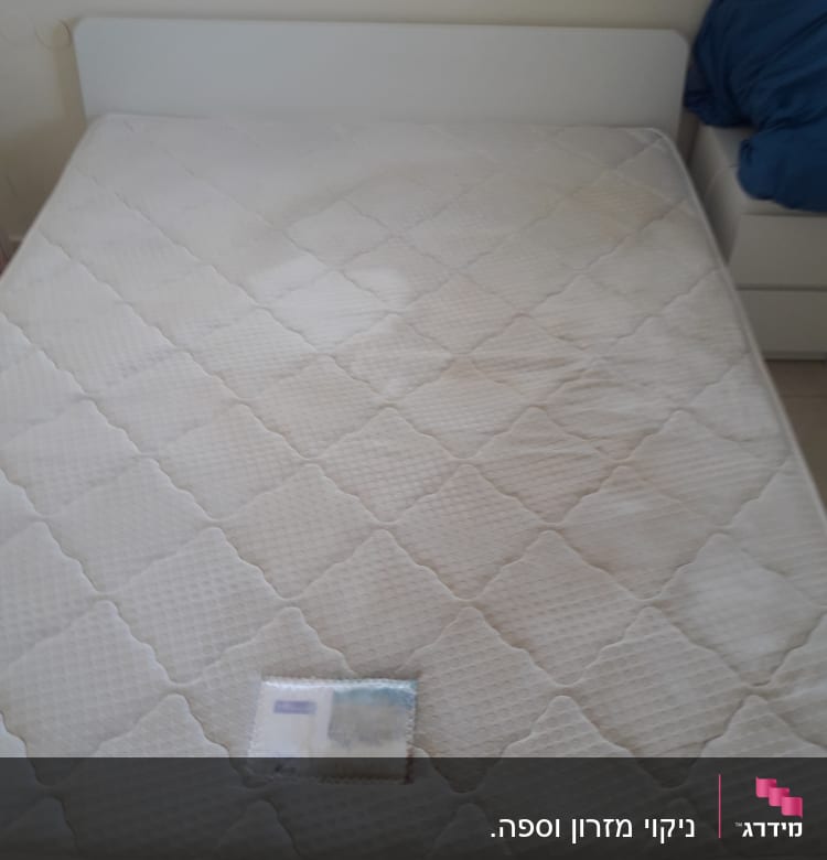 מזרן עם כתמים וחבילת מגבונים לניקוי